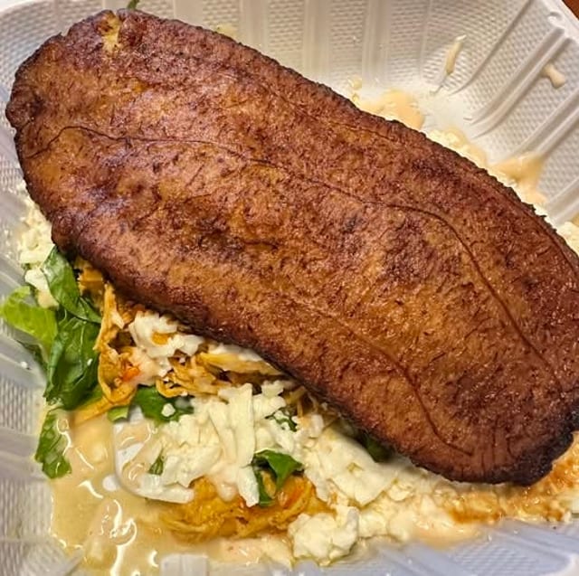 Patacon de Pollo Mechado.
